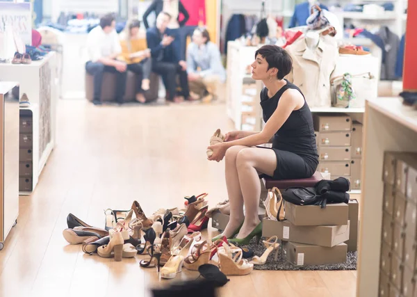 Vrouw probeert nieuwe schoenen — Stockfoto