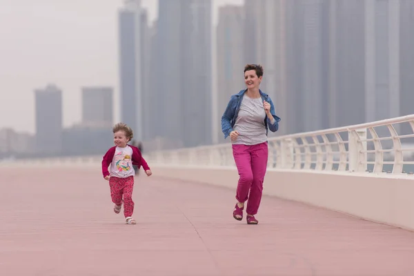 Mãe e linda menina no passeio — Fotografia de Stock