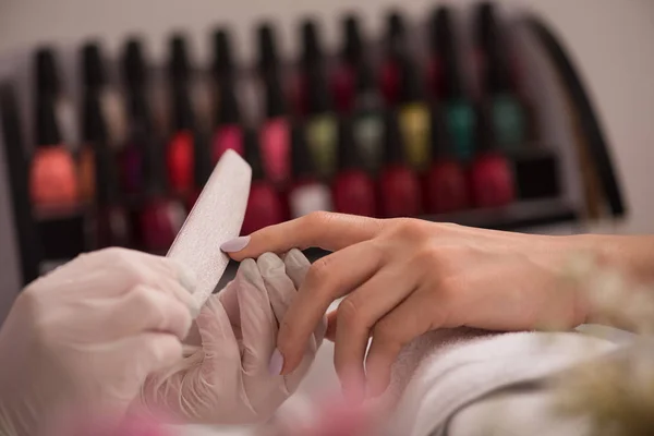 Vrouwelijke handen die een manicure krijgen — Stockfoto