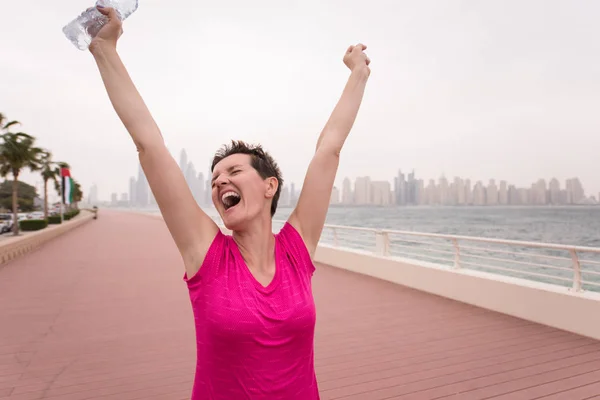 Young woman celebrating a successful training run — Stock Photo, Image