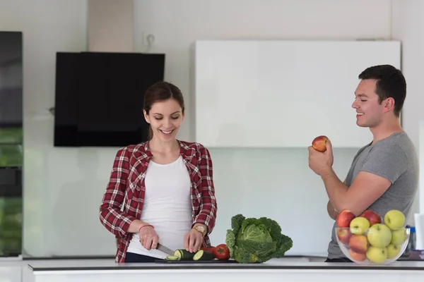 Jeune beau couple dans la cuisine — Photo