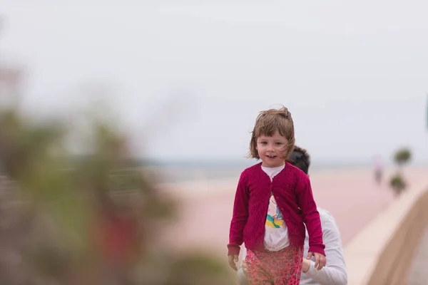 Anne ve Promenade denizin kenarında sevimli küçük kız — Stok fotoğraf