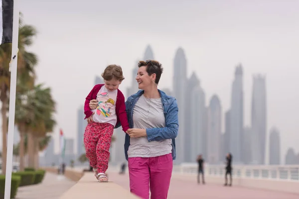 Anya és aranyos kislány a sétányon — Stock Fotó