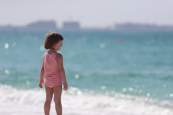 Piccola ragazza carina in spiaggia — Foto Stock