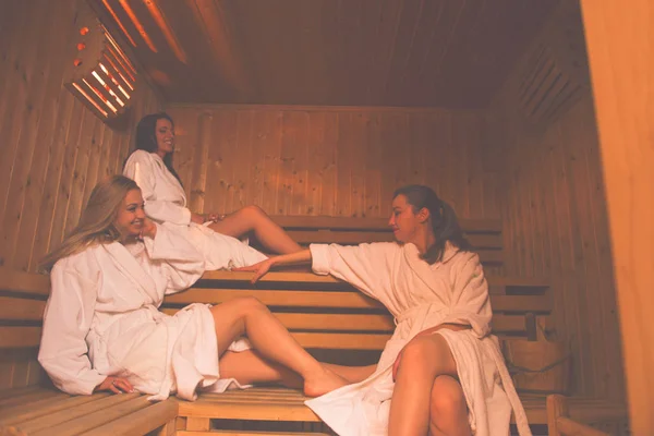 Um grupo de mulheres jovens em uma sauna — Fotografia de Stock