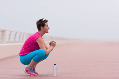 gezinti yerinde ısınma ve germe kadın