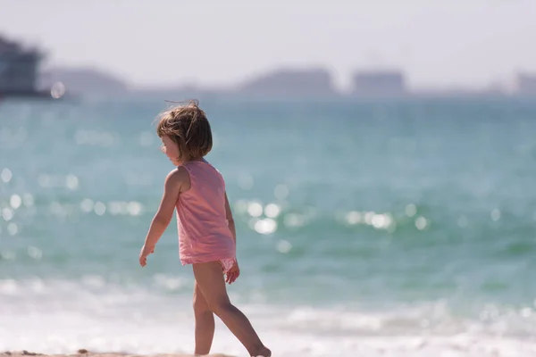 Menina bonito na praia — Fotografia de Stock