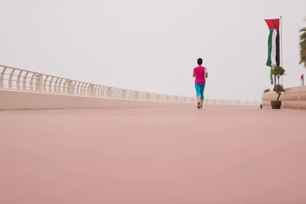 Donna impegnata a correre sul lungomare — Foto Stock