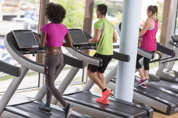 Persone che esercitano un cardio sul tapis roulant — Foto Stock