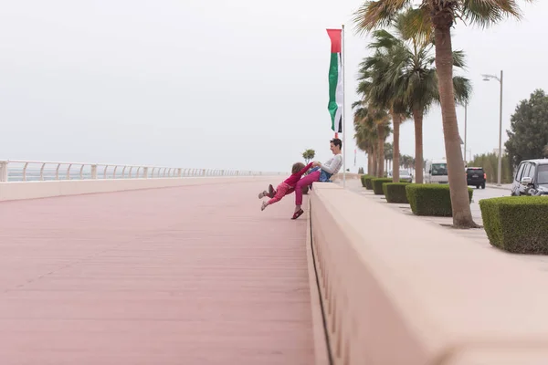 Mãe e linda menina no passeio à beira-mar — Fotografia de Stock