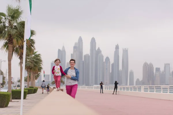 Madre e carina bambina sul lungomare — Foto Stock