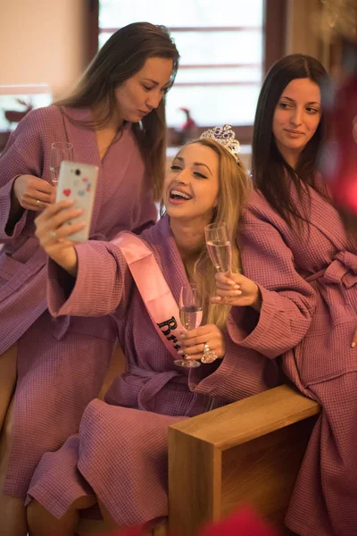 Meninas fazendo Selfy na despedida de solteira — Fotografia de Stock