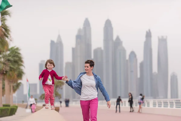 Mutter und süßes kleines Mädchen auf der Promenade — Stockfoto