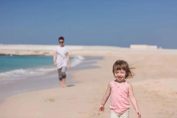 Anya és lánya fut a strandon — Stock Fotó