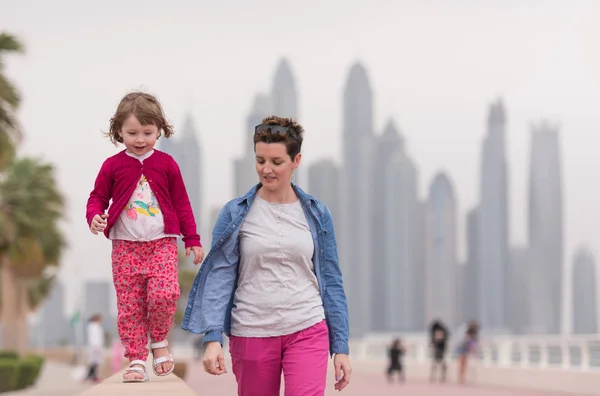 Anya és aranyos kislány a sétányon — Stock Fotó