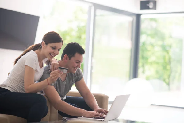 Glada unga par att köpa online — Stockfoto