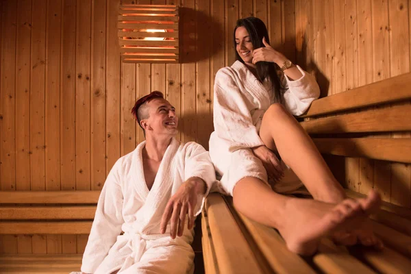 Pareja relajándose en la sauna — Foto de Stock