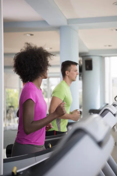 Pessoas que exercem um cardio na esteira — Fotografia de Stock