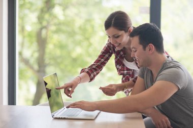 mutlu genç çift online satın alma