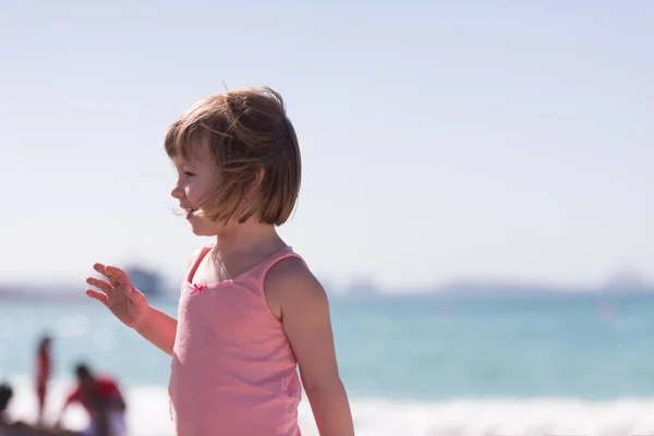 Petite fille mignonne à la plage — Photo