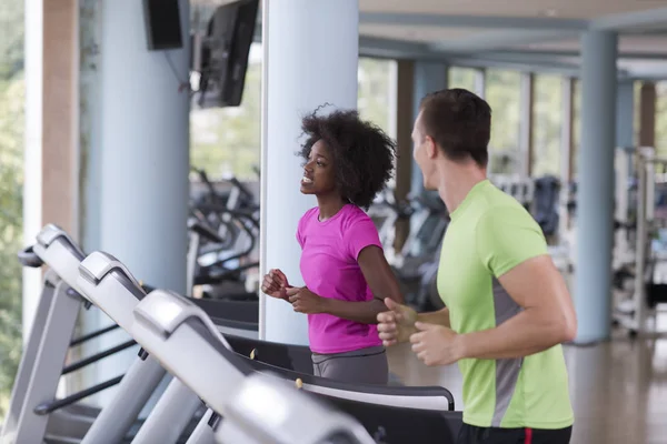 Osoby ćwiczące cardio na bieżni — Zdjęcie stockowe