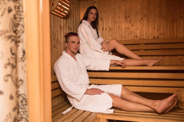 Pár relaxaci v sauně — Stock fotografie