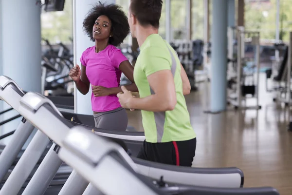 Personas que ejercen un cardio en la cinta —  Fotos de Stock