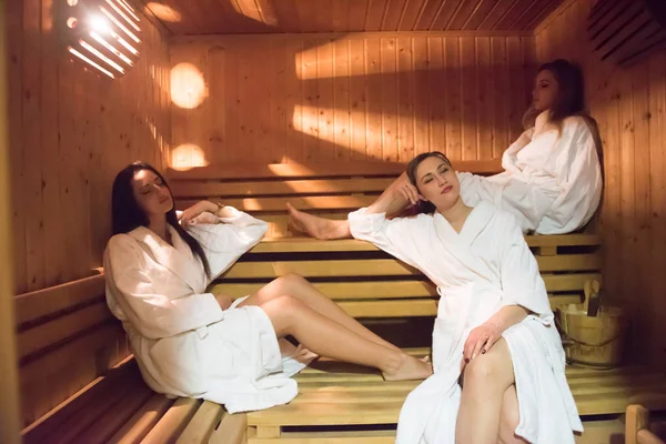 Een groep van jonge vrouwen in een sauna — Stockfoto