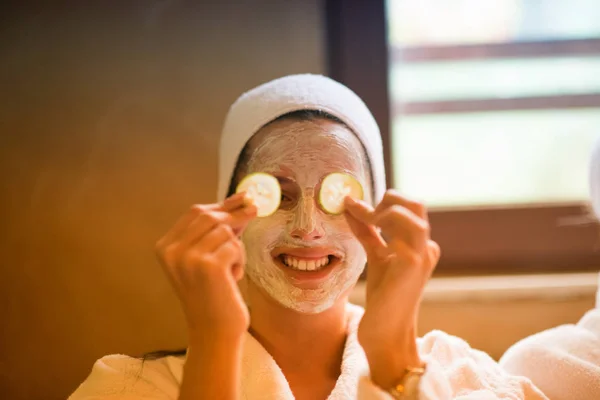 Mulher está recebendo máscara de barro facial no spa — Fotografia de Stock