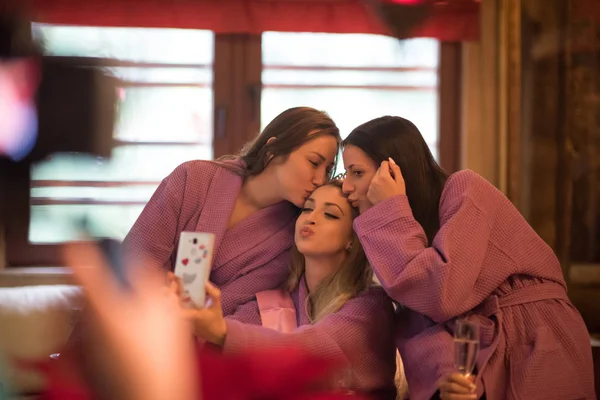 Meninas fazendo Selfy na despedida de solteira — Fotografia de Stock