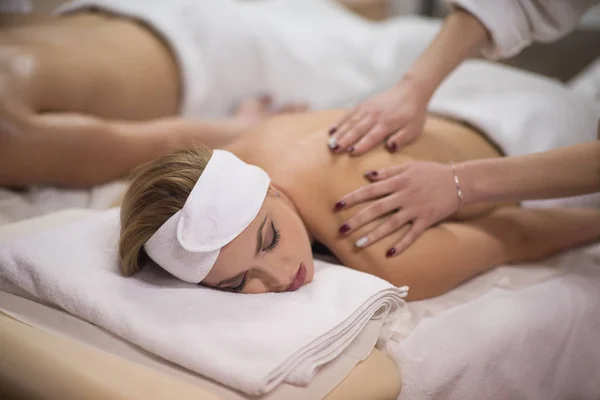 Casal recebendo uma massagem nas costas — Fotografia de Stock