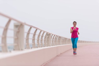kadın gezinti yerinde çalışan meşgul