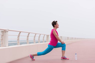 gezinti yerinde ısınma ve germe kadın