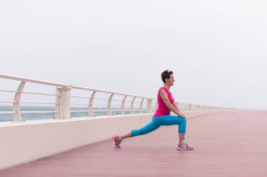 gezinti yerinde ısınma ve germe kadın