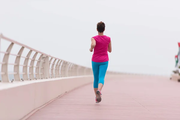 Mujer ocupada corriendo en el paseo marítimo — Foto de Stock