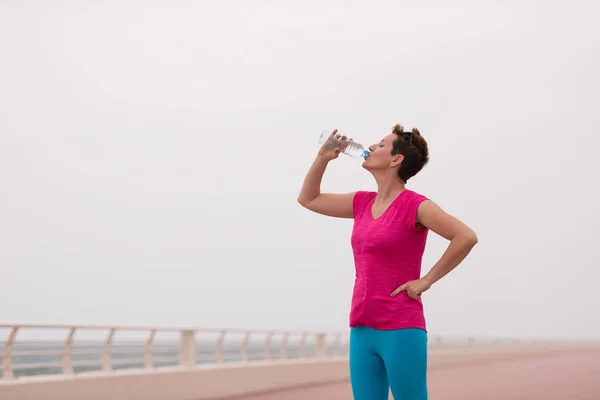 Fitness mujer beber agua — Foto de Stock