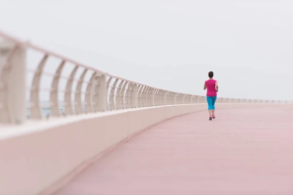 Mujer ocupada corriendo en el paseo marítimo —  Fotos de Stock