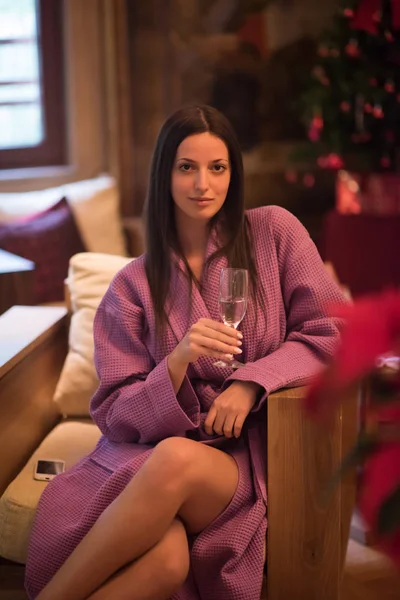 Mujer bebiendo champán en el spa —  Fotos de Stock