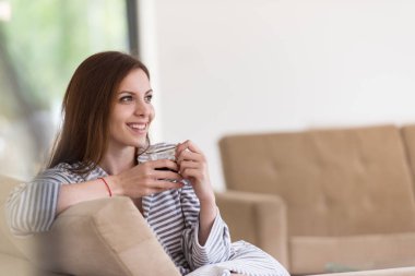 sabah kahve zevk Bornozlu genç kadın