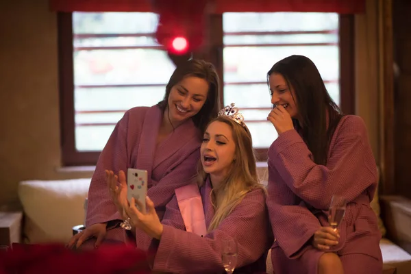 Meisjes doen Selfy bachelorette partij — Stockfoto