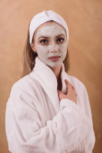 Spa Femme appliquant masque facial — Photo