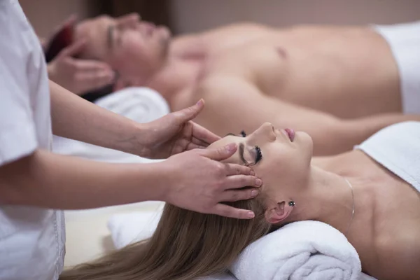 Casal desfrutando de massagem na cabeça no spa — Fotografia de Stock