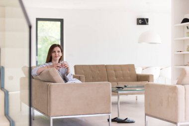 sabah kahve zevk Bornozlu genç kadın