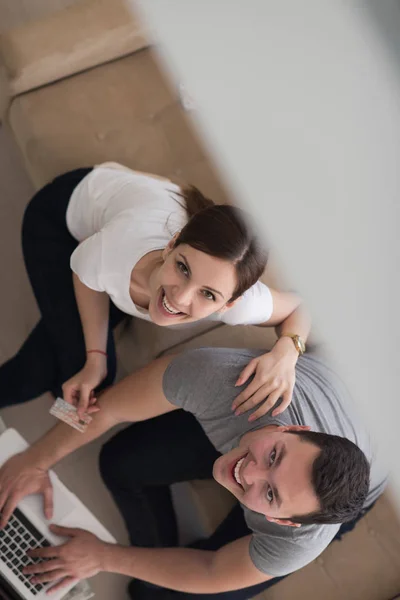 Feliz casal jovem compra online — Fotografia de Stock