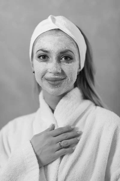 Spa Woman applying Facial Mask — Stock Photo, Image