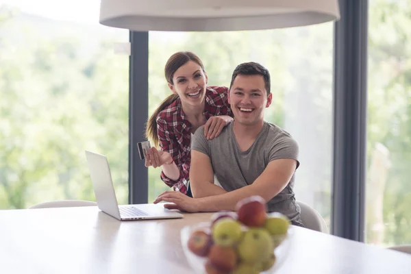 Glada unga par att köpa online — Stockfoto