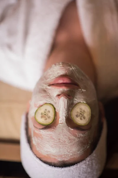 Mulher está recebendo máscara de barro facial no spa — Fotografia de Stock