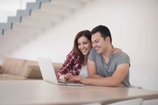 Heureux jeune couple acheter en ligne — Photo