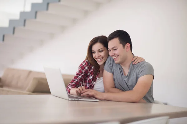 Feliz pareja joven comprar en línea —  Fotos de Stock