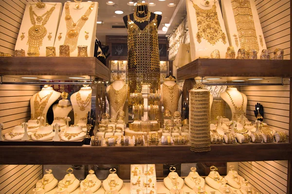 Золотые украшения в витрине магазина — стоковое фото
